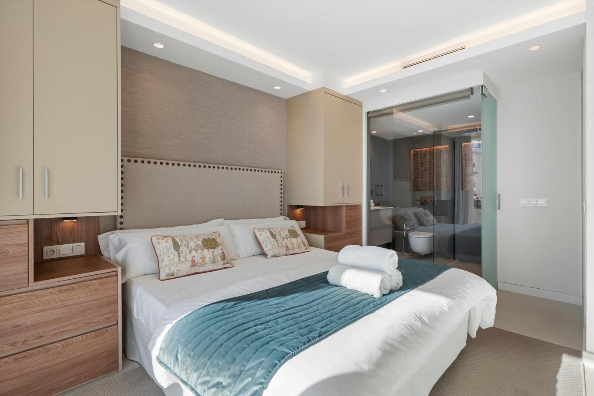 Front With Pool Apartment *
